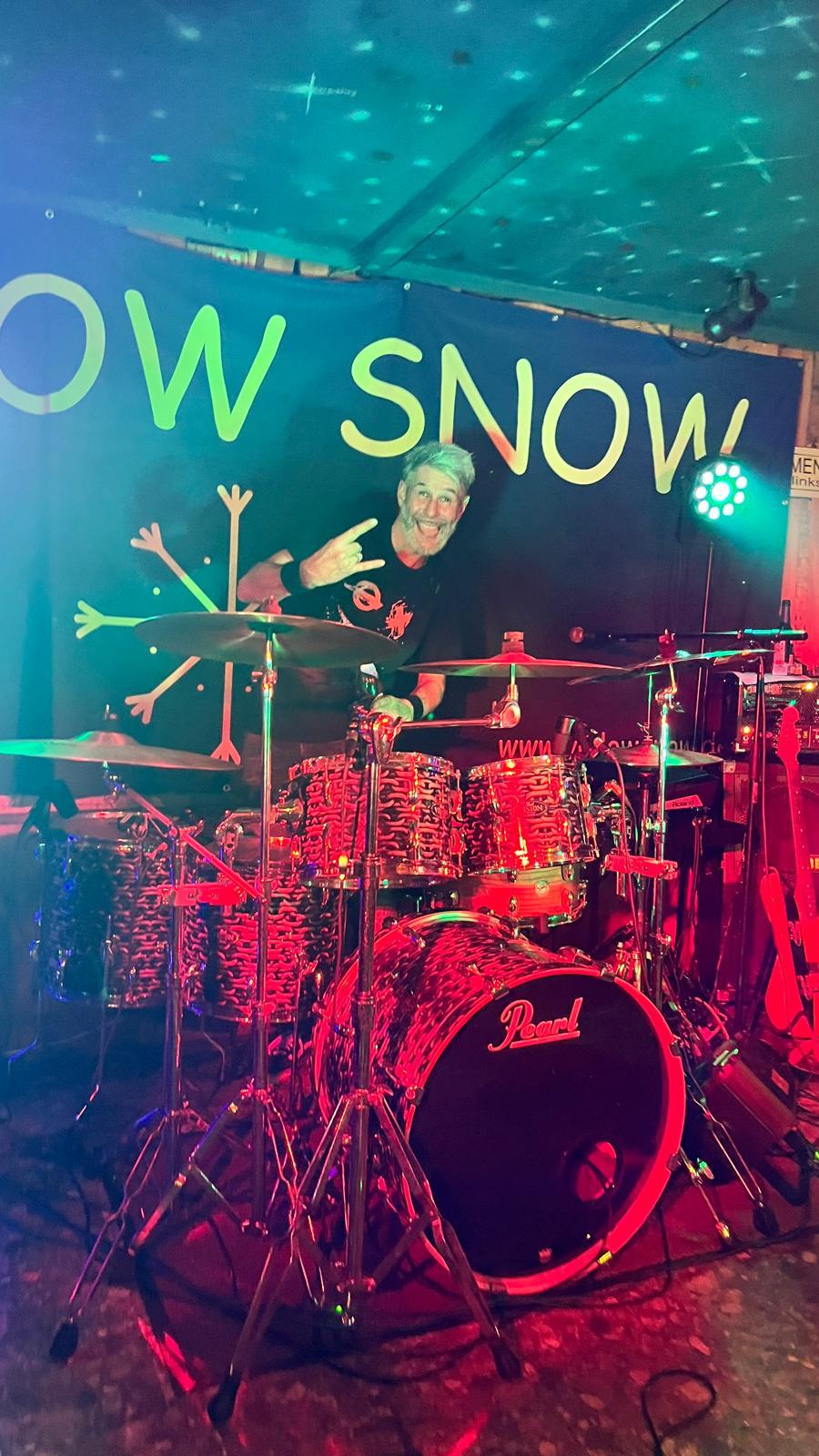 Daniel am Schlagzeug vor dem Yellow-Snow-Banner