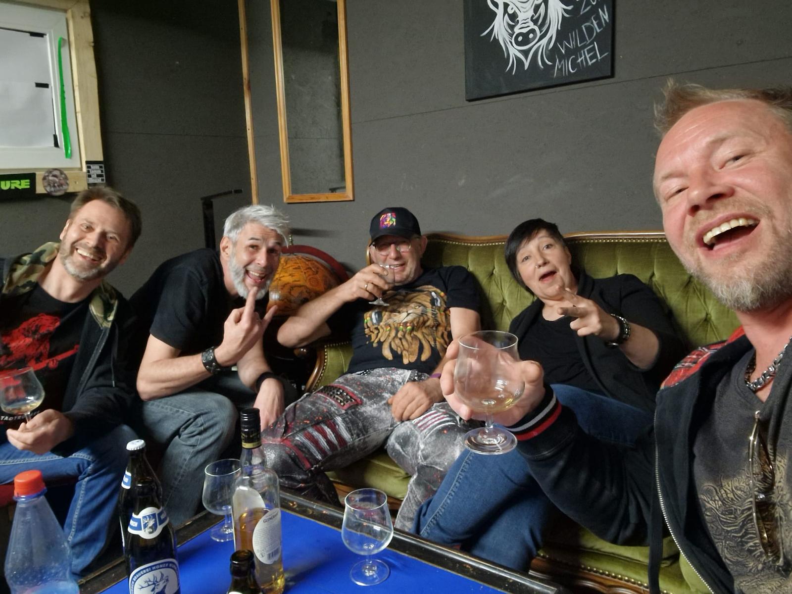Die fünf Mitglieder von Yellow Snow gemeinsam abseits der Bühne