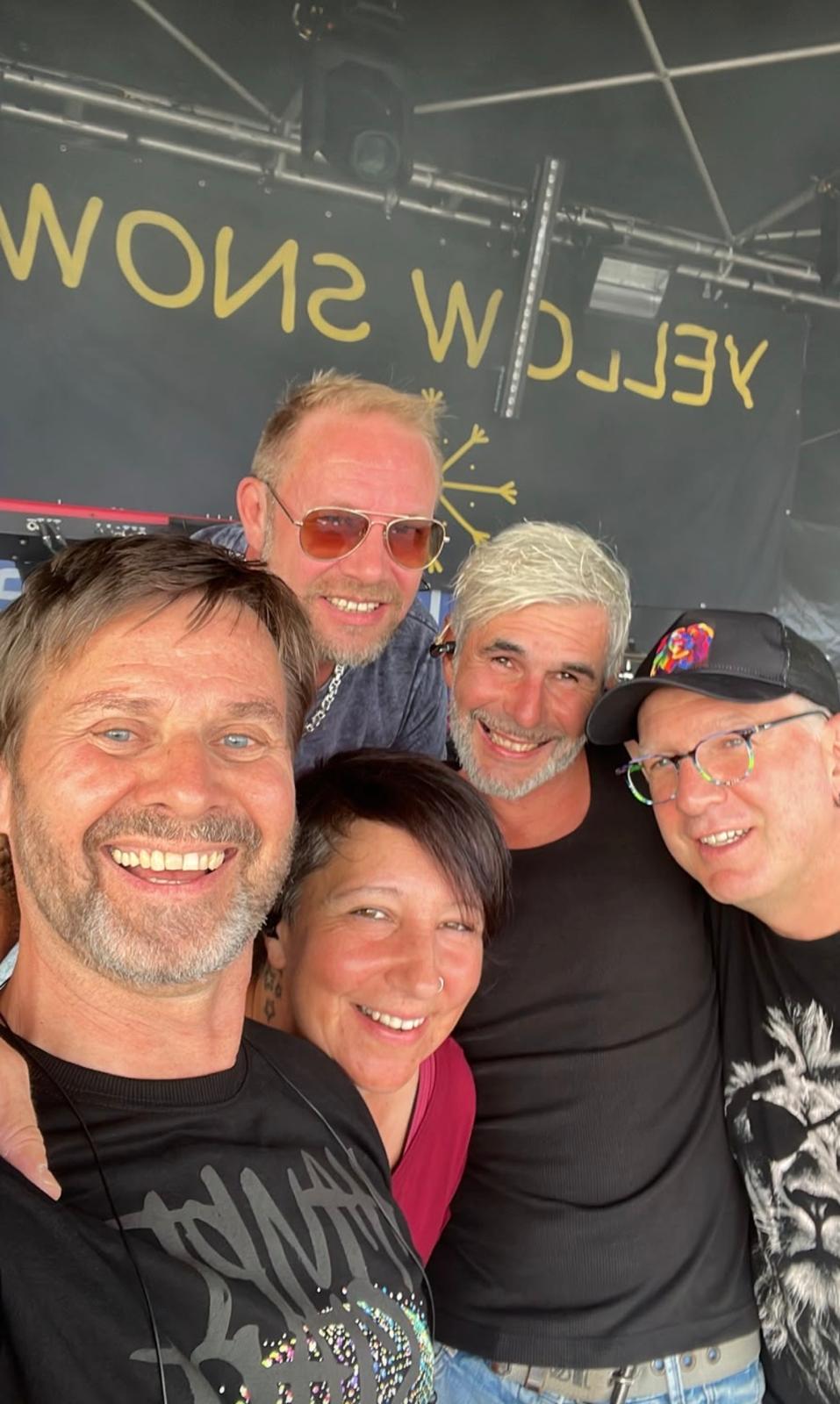 Gemeinsames Selfie der fünf Yellow-Snow-Bandmitglieder auf der Bühne