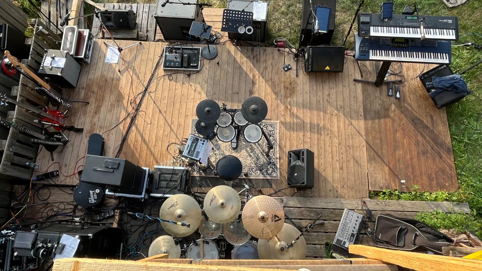 Blick von oben auf den Bühnenaufbau mit Schlagzeug und Instrumenten
