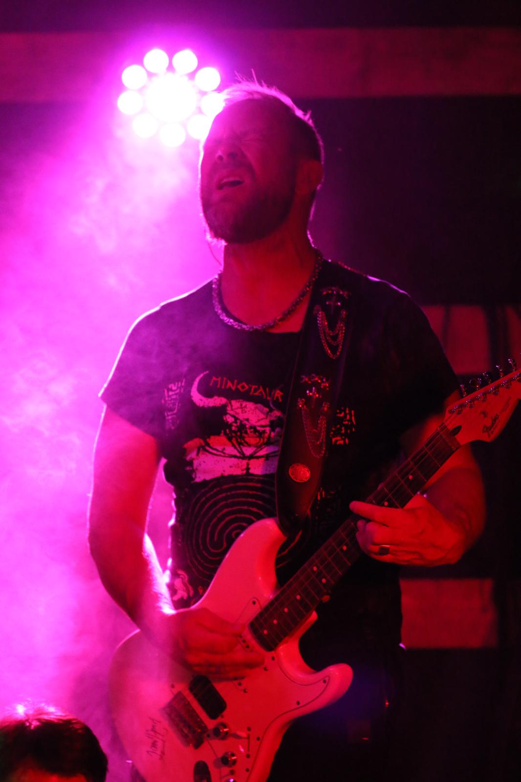 Gitarrist von Yellow Snow im violetten Bühnenlicht